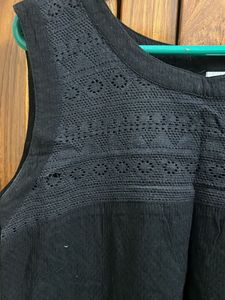 Classic Black Sleeveless Tunic Top
