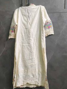 Elegant White Kurta with Floral Embroidery
