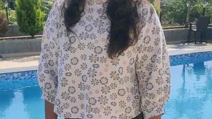 Chic Floral Print Cropped Top