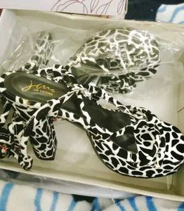 Stylish Black & White Print Heels