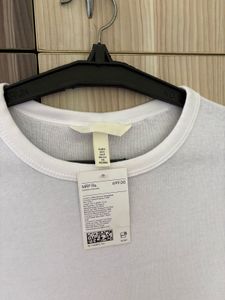 1. H&amp;M Cotton Fitted tshirt