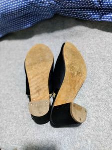 Chic Black Slingback Heels