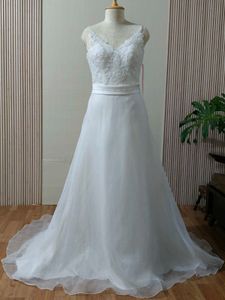Stunning and Classic White Wedding Dress