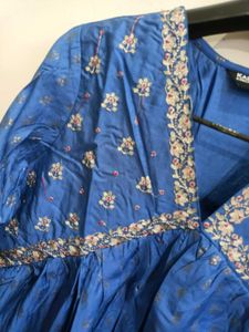 Blue Embroidered V-Neck Kurta