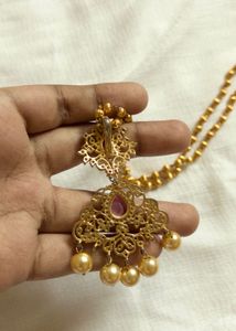 Elegant Gold Necklace with Pendant