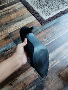 Chic Black Suede Heels