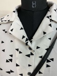 Chic White &amp; Black Triangle Print Top