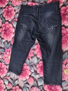 Women's Ripped Capri Jeans