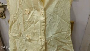 Women's Sleeveless Collared Button-Up Top