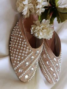Pearl Embellished falt sandals🦪