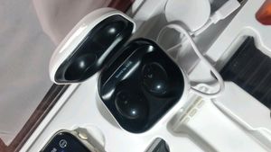 Samsung Buds And 7in1 Uktra watch Combi