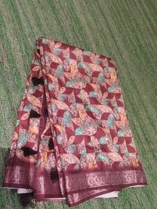 Stylish Printed Saree with matching earrings