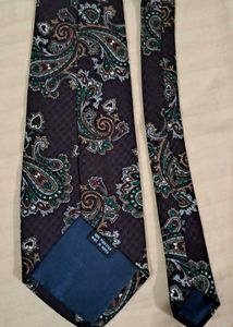 Elegant Paisley (Rarely Used) Pattern Men's Tie