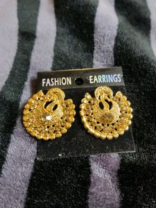 2 Pairs Of Earings