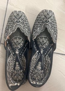 Embroidered Black Juttis/Mojaris