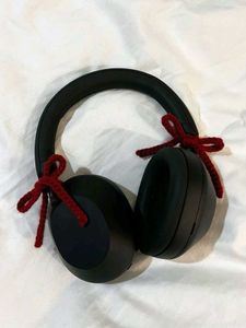 Bow for headphones