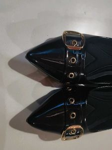 Chic glossy Black Pointed Toe Flats with gold  Buc