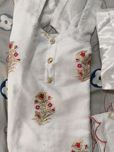 Elegant White Kurta Set with Floral Embroidery