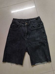 woman high-waist capri shorts.