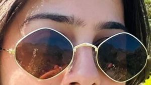 Vintage-Style Gold Geometric Hexagon Sunglasses
