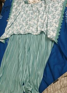 Chic Floral &amp; Pleated Set