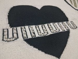 Chic Sleeveless Sweater Vest with Heart Design