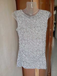 Stylish Sleeveless V-Neck Top