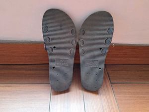9) Floral Print Frisbee Slides