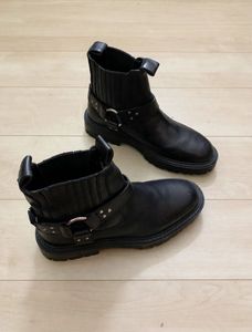 Chic Black Buckle Boots