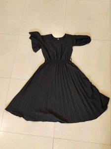 Elegant Black Pleated Midi Dress with Matching Bel