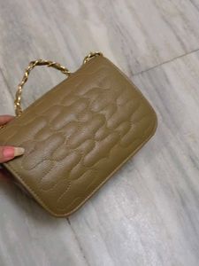 Chic Quilted Handbag with Gold Chain