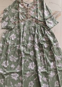 Elegant Floral Embroidered Kurta green