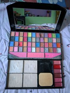 Versatile Makeup Palette