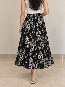 Chic Black Floral Pleated Midi Skirt
