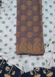 Elegant Paisley Pattern Saree