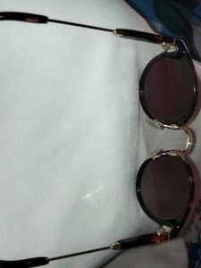 Round Sunglasses with Tortoise Shell Frame Women