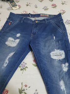Men Straight Fit distressed Stretchable Jeans..