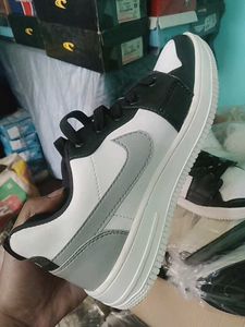 NEW NO USED SNEAKERS SHOES FOR MEN AND WOMEN.