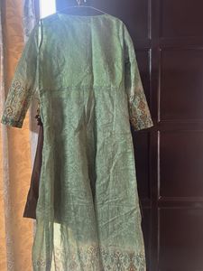 Elegant Green Kurta Set with Intricate Embellishme