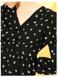 Chic Black Daisy Print Dress