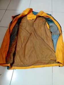 Stylish Two-Tone Sleeveless Jacket