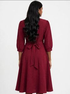 🍷✨ BURGUNDY TEXTURED V-NECK BELTED MIDI DRESS