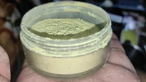 PROFESSIONAL TRASLUCENT BANANA POWDER💛👀