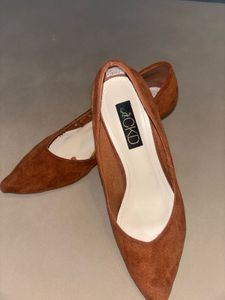 Chic Brown Suede Pointed-Toe Flats