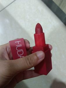 Huda Beauty Matte Lipstick - Red