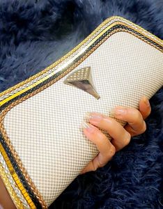 Shiny Clutch With Sling👝