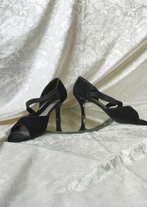 Black Strap Heels 🖤🪞