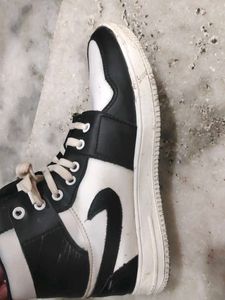 Stylish Black &amp; White Air Jordan Sneakers