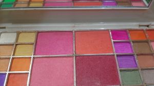 Mars Eyeshadow Pallet With Blush And CompactPowder