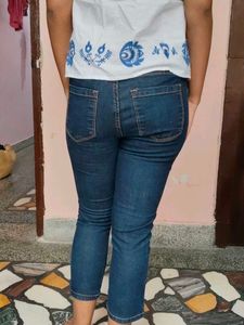 Stretchable Slim Fit Denim Capri Jeans (Size: 28)
